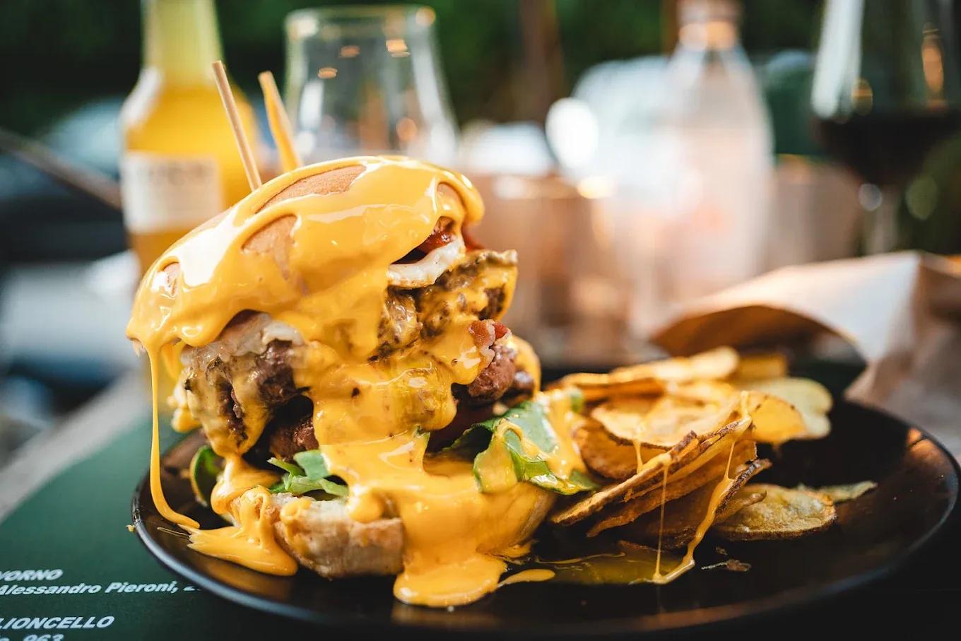Hamburger I'm Burger con cheddar fuso servito con chips di patate fresche