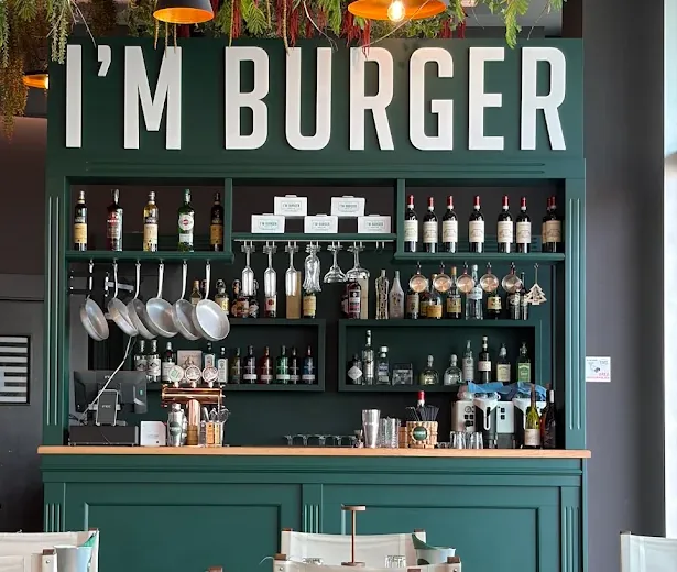 Bancone e sala di un punto vendita I'm Burger