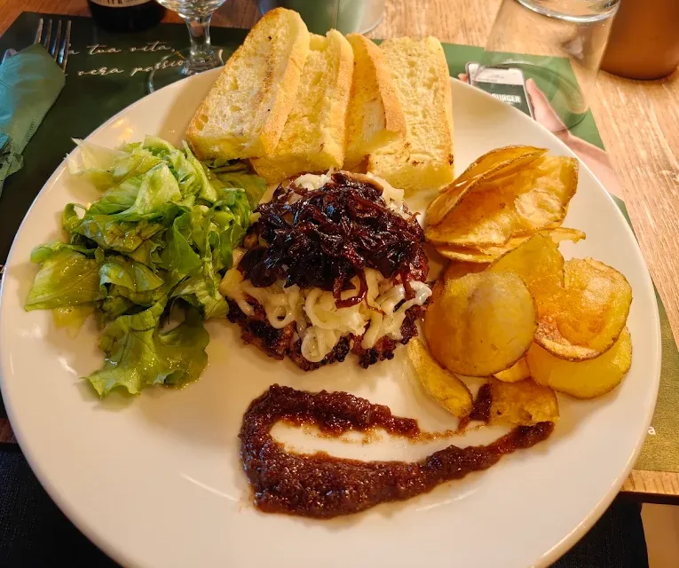 Chips di patate fresche tagliate in casa e verdure di stagione