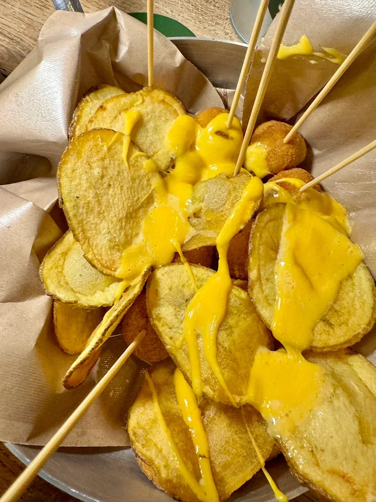 Cestino di polpettine della casa con cheddar fuso